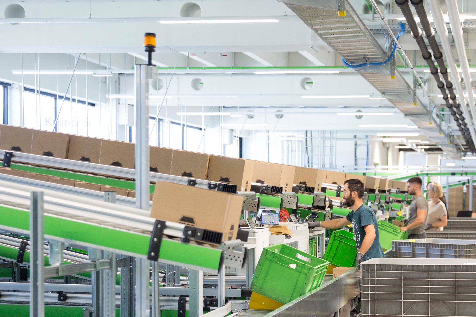 Arbeiter in einer Fabrikhalle Logistik Innen